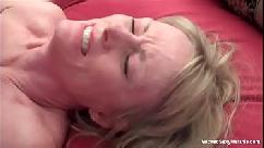 A la la abuela en rojo en la cama