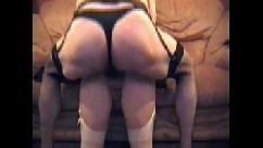 Novia cabalga crossdressing bisexuales polla llevándose el coño a la boca y corrida en su pecho