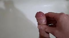 Hermosa polla corrida en la bañera