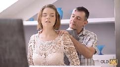 Viejo4k mujer joven tetona demuestra cuerpo natural al anciano y es clavada