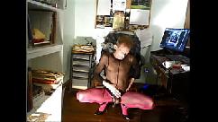 Robert richard milgate se desnuda llevando un bodystocking negro transparente y tacones altos