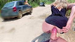Los coches que pasaban tocaron la bocina pero aun así la cogí por el culo anal al lado de la carretera