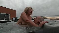 Follando en un jacuzzi público al aire libre