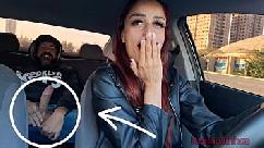 Conductora guarrilla atrapa a un pasajero masturbándose a sus espaldas