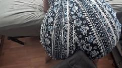 Rebotando culo sobre su polla con ropa