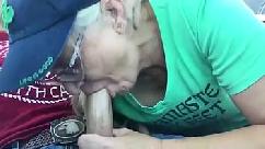 Milf madura caliente chupa la gran polla de su mejor amiga