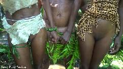 Dos niñas de una tribu africana se divierten con el jefe de la aldea en medio del bosque