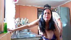 Follando a mi madrastra en la cocina en topless y gimiendo fuerte