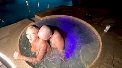 Sexo en un jacuzzi con la infiel esposa rubia deliah grace