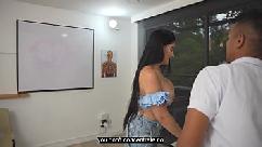 El profesor me ofrece aprobarme la asignatura a cambio de un polvo duro en clase