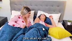 Hermanastra cachonda con grandes tetas pillada masturbándose en mi cama me convence de follarle duro su coño mojado