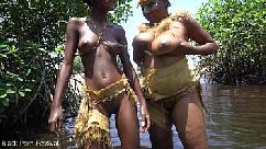 Chicas tribales africanas realizando un ritual sexual salvaje conmigo junto al río