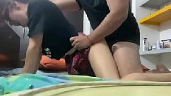 Flaca cachonda de 18 años cablaga la verga de su padrastro pervertido hasta extraer todo su semen