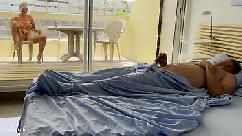 La esposa desnuda ya estaba viendo a los nudistas en la calle cuando el marido se despertó por la mañana