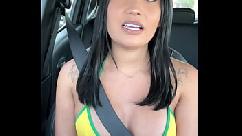 Una mujer asiática atractiva le gana a un fan de cabo frio un viaje especial