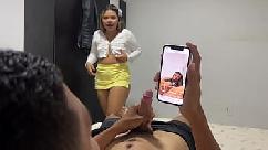 Hermanastra atrapó a su hermanastro masturbándose con una foto de ella