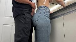 Corriéndose en los jeans de mi sirvienta mientras lava los platos en la cocina uso gratuito