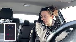 Pasando por un autocine mientras intentas no correrte