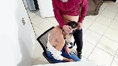 La secretaria tiene su culo usado por su jefe en la oficina