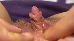 Primer plano de un orgasmo de clítoris grande