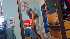 Tirei o cabaço do meu vizinho casado no quarto