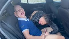 Pongo a este chico diferente con una gran polla para follar a una mujer madura cachonda y chupar mis grandes pechos muy bien