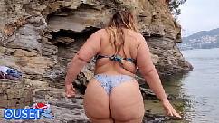 Madrastra con enorme culo tiene sexo público en la playa