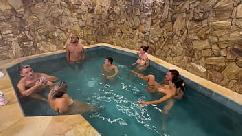Orgía con amigos en la piscina del motel