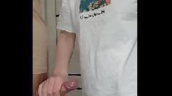 La amiga de mi madrastra me masturbó la polla en una fiesta en casa