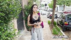 Solo necesitaba un poco de suerte para tener sexo gratis con una chica rasta