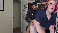 Chica gamer pelirroja recibe una polla negra entre sesiones de juego pt2 creampie