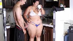 Hijastro le da carga de leche en las tetas asu madrastra cachonda