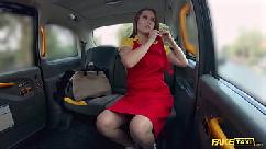 Taxi falso se quitó el condón y me dejó metérselo en el culo
