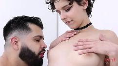 Chica jovencita se deja follar el culo por primera vez