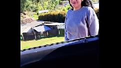 Consigue una linda chica guarra al costado de la carretera