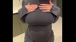 Me encanta mi madrastra con grandes tetas lechosas