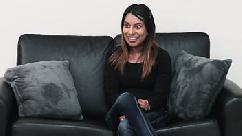 Petite porno con cara de aparato mordaz marca su regreso al porno follando en el sofá de casting nuevamente