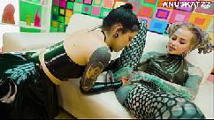 Chica tatuada anuskatzz fetiche látex juego anal con morea negra lamiendo coño fisting hasta chorro pov