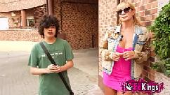 Un chico de 18 años tiene mucho que aprender victoria vera de 49 años le da una lección