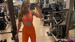 Milf caliente liberando el culo para el personal después del gimnasio