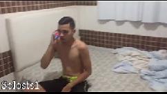 Ven a ver al delicioso chico paraibano masturbándose viendo un pequeño video